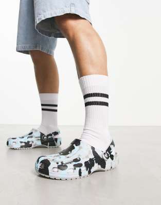  classic clogs in spray camo 