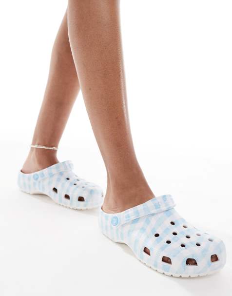 Crocs – Classic – Clogs in Weiß/Blau mit Vichy-Karomuster - view 1