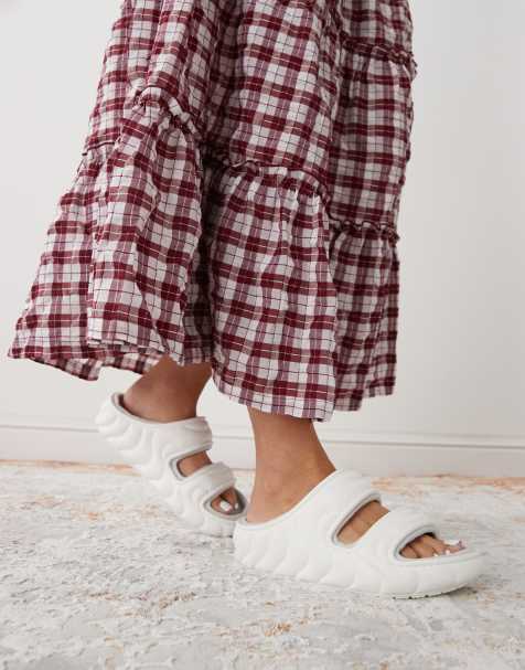 Crocs - Classic Cozzzy Overpuff - Uniseks sandalen in wit - view 1