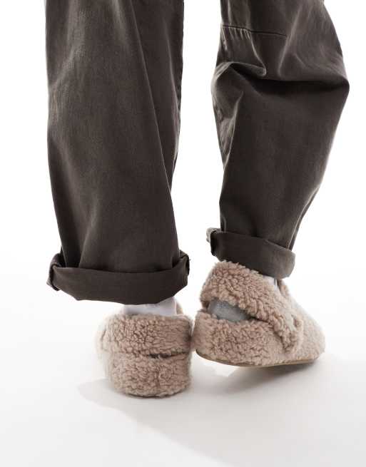 Crocs Classic cozzzy slipper in natural, 4 of 4