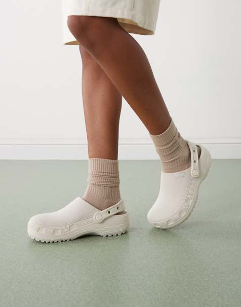 Crocs – Classic Craft – Beige tofflor i träskomodell - view 1