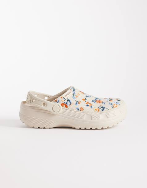 Crocs - Classic Crafted - Lysebrun clogs med blomstermønster - view 1