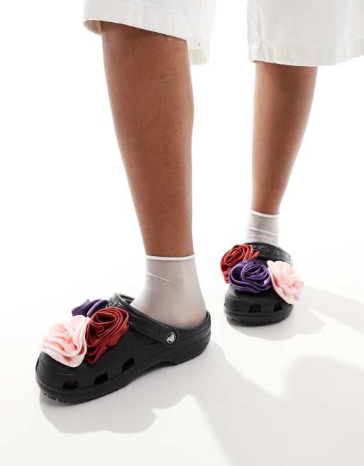 Crocs – Classic – Czarne chodaki z ozdobnymi różyczkami, 4 z 4