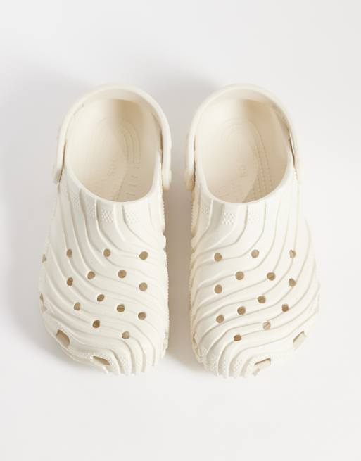 Crocs Classic Erosion kroksy w kolorze summit white, 2 z 4