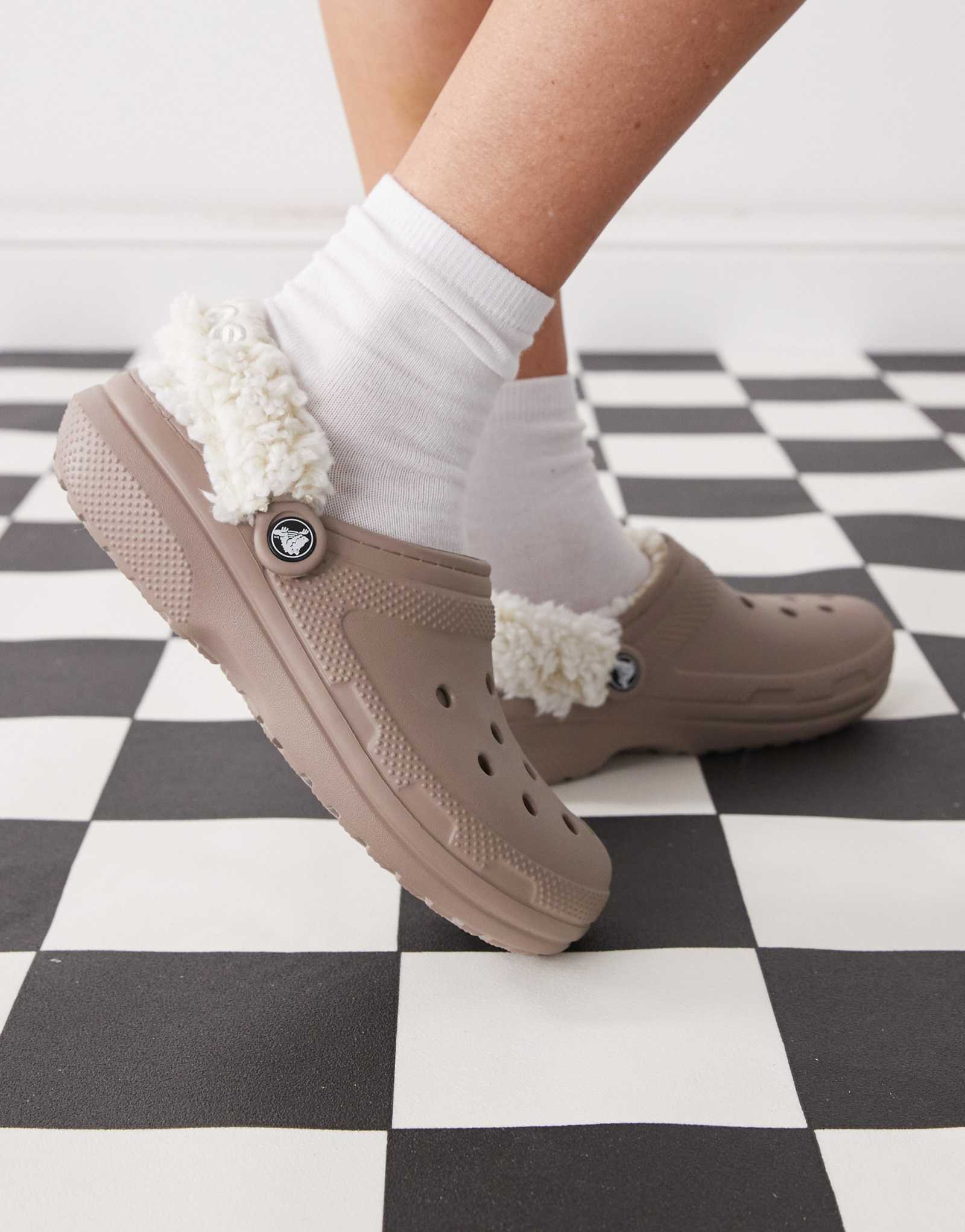 Классические сабо Crocs на флисовой подкладке грибовидно-коричневого цвета