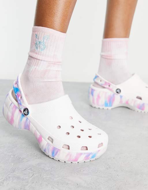 Crocs – Classic – Flerfärgade tofflor med plattformsula