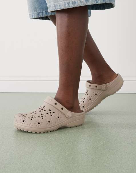 Crocs - Classic - Gråbrune clogs med blomsterformede udskæringer - view 1