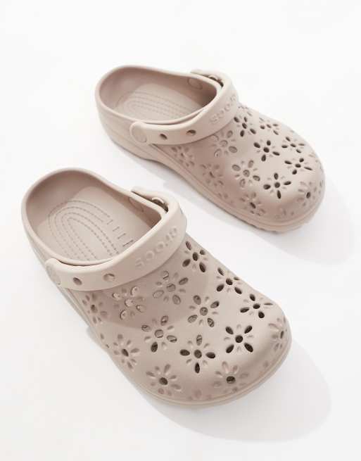 Crocs - Classic - Gråbrune clogs med blomsterformede udskæringsdetaljer, 2 af 4