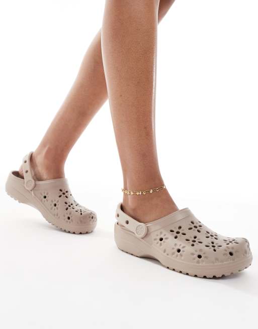 Crocs - Classic - Gråbrune clogs med blomsterformede udskæringsdetaljer, 3 af 4