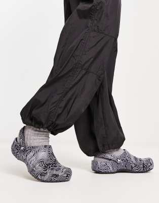 Crocs Classic – Granatowe chodaki w topograficzny wzór 