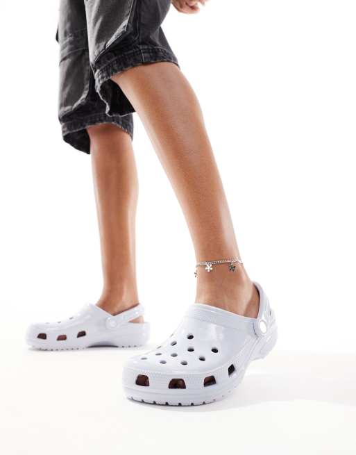 Crocs Classic – Jasnoszare błyszczące chodaki, 3 z 4