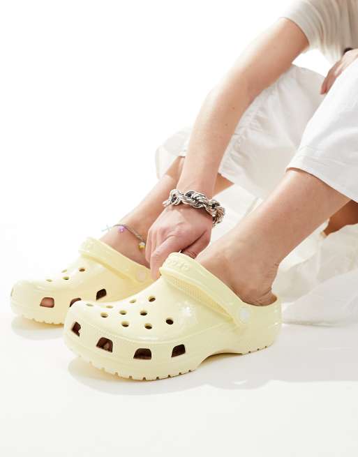 Crocs Classic – Kremowe błyszczące chodaki, 2 z 4