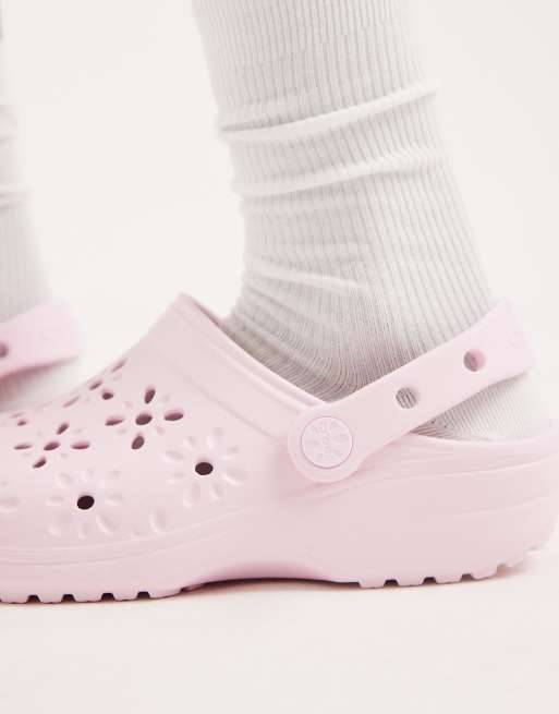 Crocs – Classic – Ljusrosa tofflor med utskuret, blommigt mönster, 3 av 4