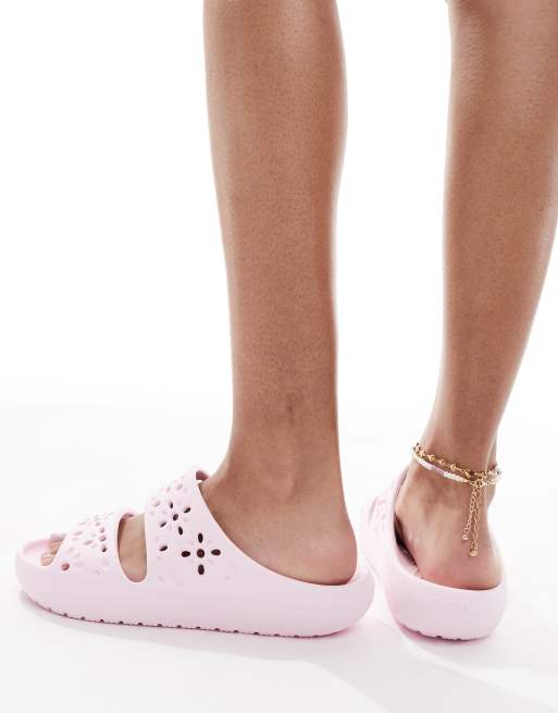 Crocs - Classic - Lyserøde sandaler med blomsterformede udskæringsdetaljer, 3 af 4