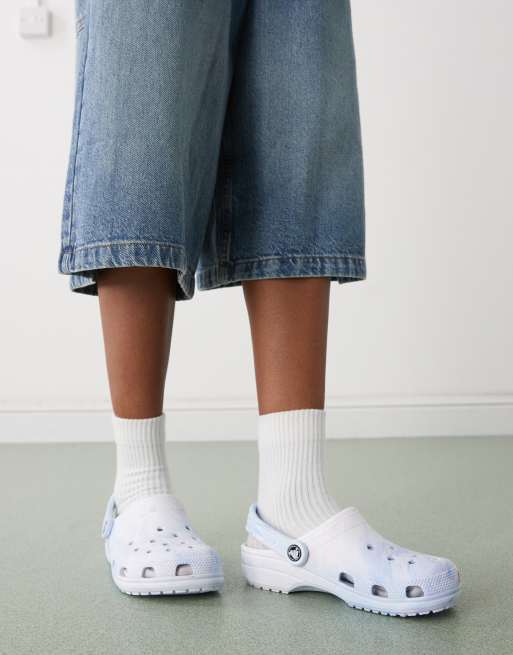 Crocs classic marble clog in blue, 4 of 4