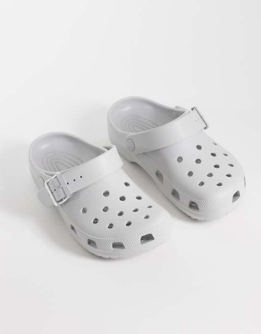 Crocs Classic metallic spänne clogs i atmosphere grey, 2 av 4