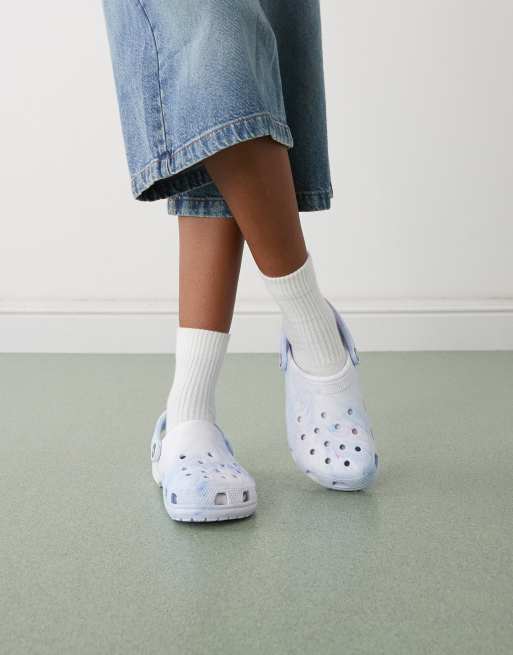 Crocs Classic – Niebieskie chodaki w marmurowy wzór, 2 z 4