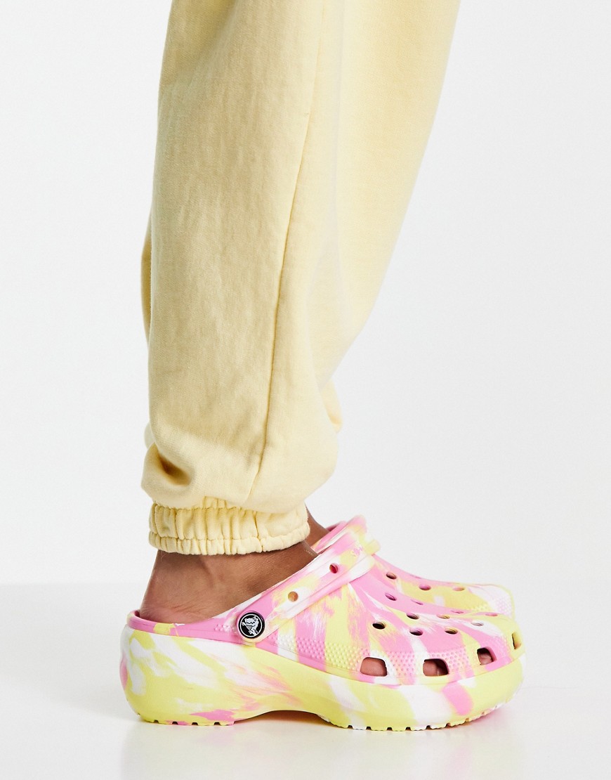 Crocs classic platform clogs in pink and yellow marble-Multi