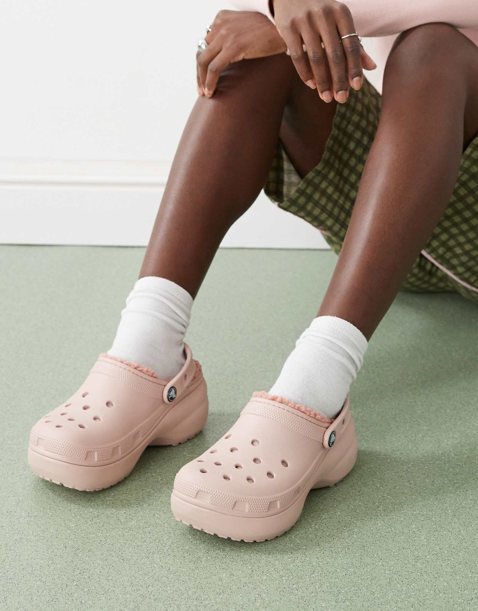 Классические сабо Crocs на платформе с подкладкой из розовой глины