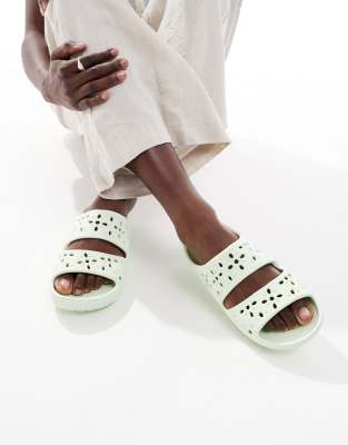 Crocs - Classic - Sandalen mit Jade-Tönung und floralem Lochmuster-Grün