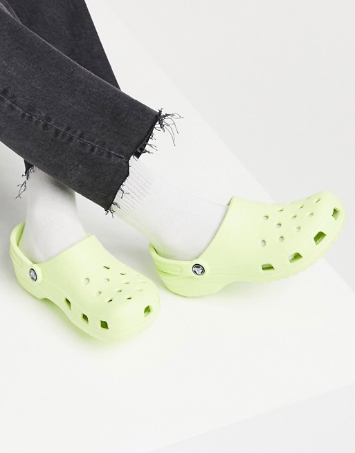 Crocs classic shoe in lime zest