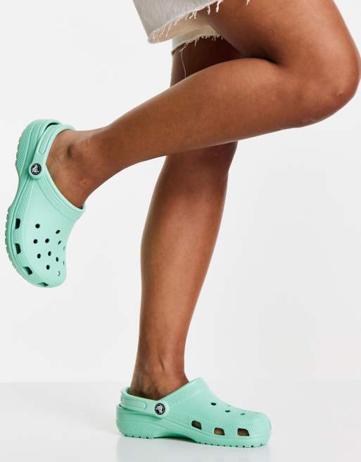 Crocs classic shoes in pistachio