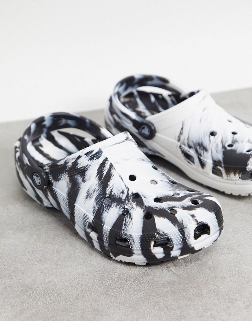 Crocs classic shoes marble print shoes in black and white-Multi