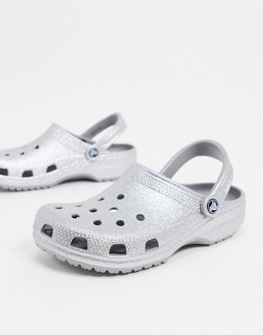Crocs – Classic – Silverfärgade, glittriga tofflor