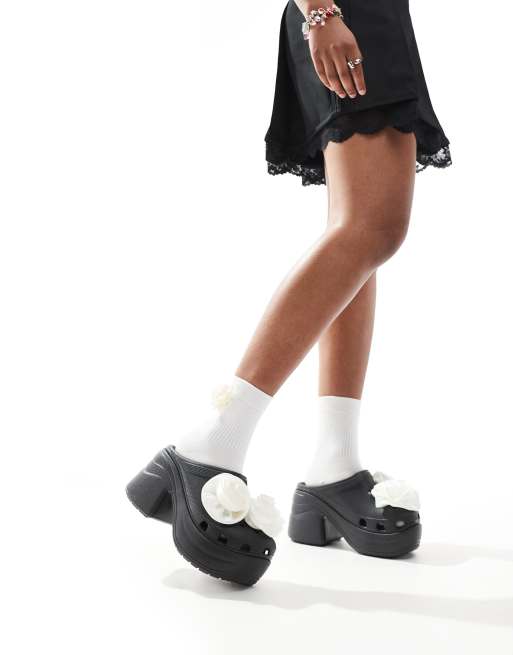 Crocs - Classic - Sorte clogs med rosenpynt, 2 af 4