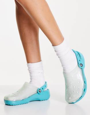 Crocs classic translucent shoes in digital aqua-Blues