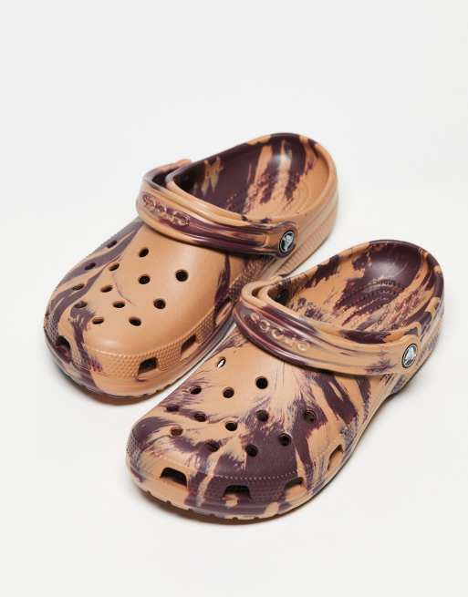 Crocs - Classic - Uniseks klompen met marmerprint in bruin multi, 2 van 4