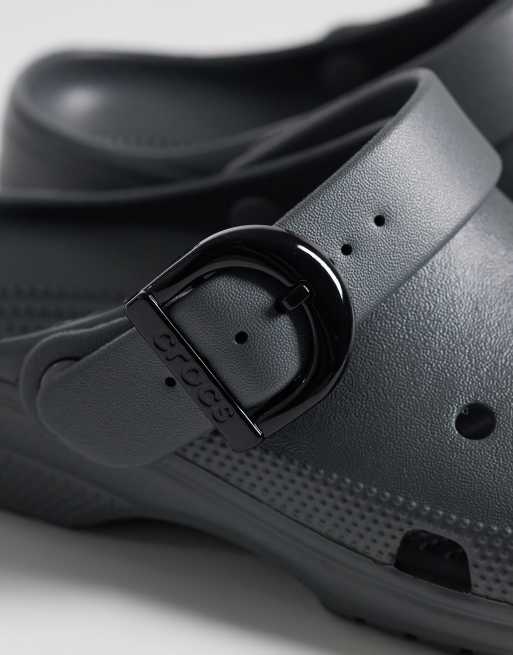 Crocs - Classic - Zoccoli smaltati grigio scuro con fibbia, 3 di 4