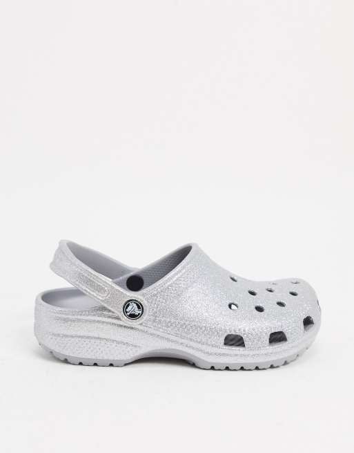 Crocs Classics – brokatowe sandały w kolorze srebrnym, 3 z 4