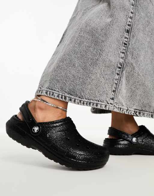 Crocs Classics Glitzernde gefutterte Clogs in Schwarz ASOS