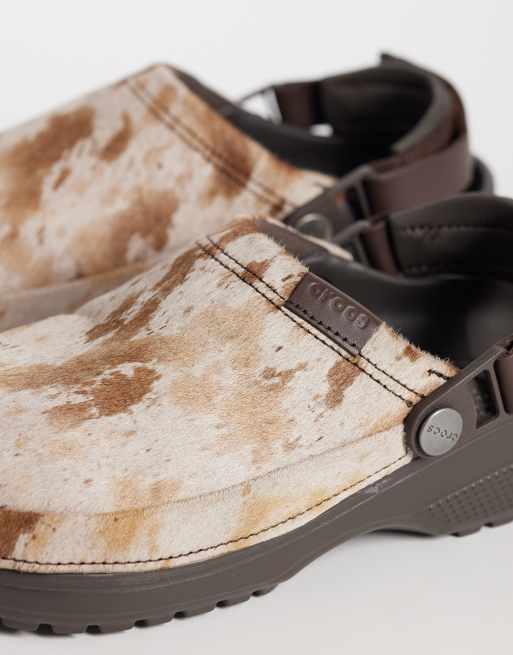 Crocs Crafted zuecos de pelo de poni con estampado de vaca, 3 de 4