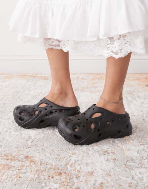 Crocs – Czarne chodaki z wycięciami - view 1