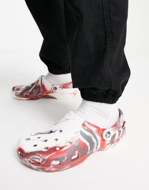 Crocs – Czerwone klasyczne chodaki w marmurowy wzór