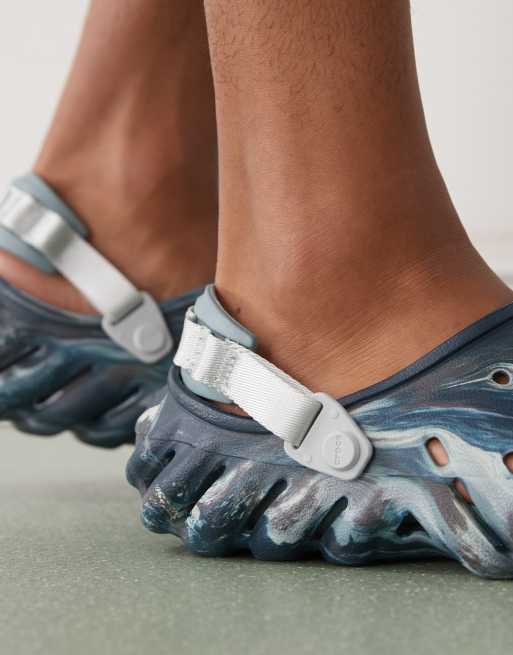 Crocs – Echo – Czarne chodaki z marmurkowym wzorem, 2 z 4