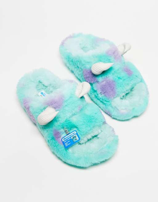 Crocs – Flerfärgade, lurviga tofflor med Sulley från Monsters Inc-design