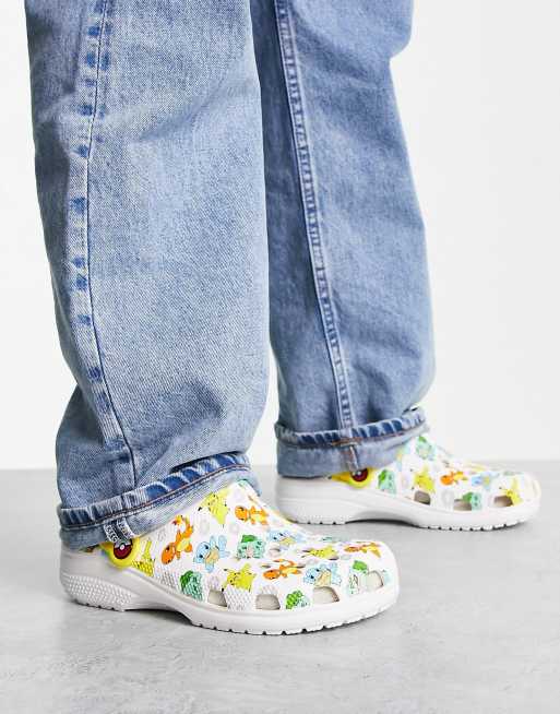 Crocs – Flerfärgade tofflor med klassiska Pokémon