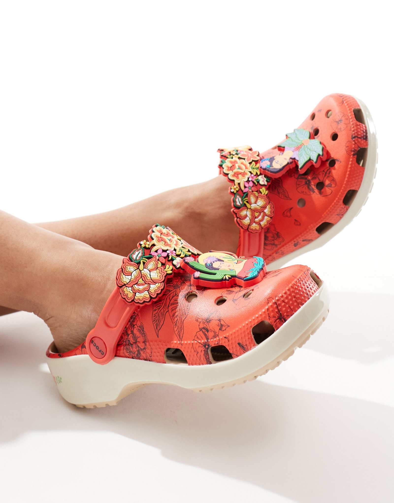 Классические сабо Crocs Frida Kahlo в разноцветном цвете