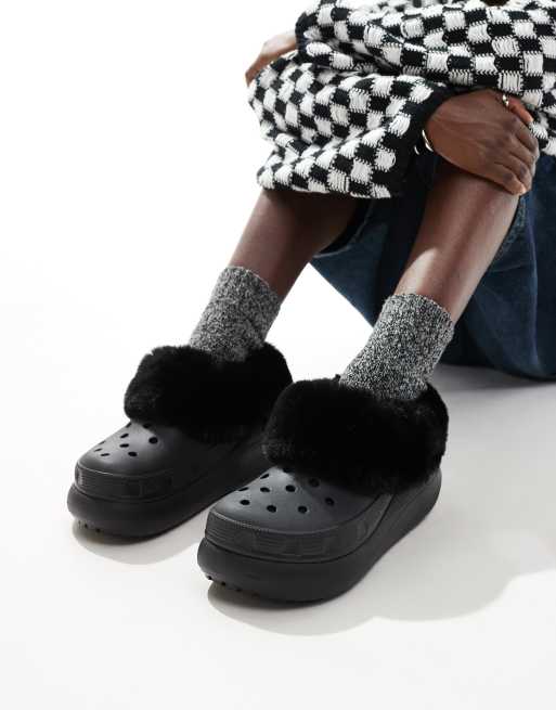 Crocs – Furever Crush – Svarta tofflor med fuskpälsfoder