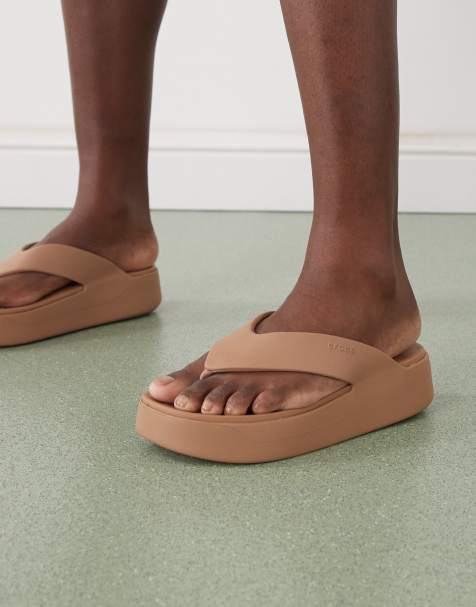 Crocs – Getaway – Brun flip flops med platåsula - view 1