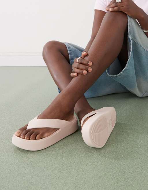 Crocs - Getaway - Infradito color quarzo con suola platform