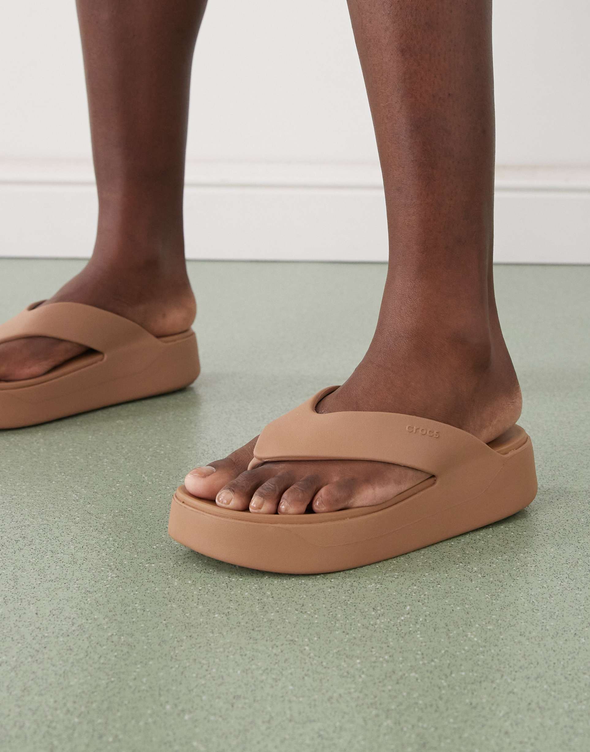 crocs getaway platform flip flops in brown