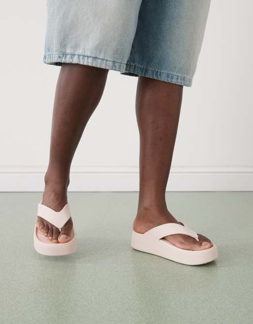 Crocs Getaway platform thongs in quartz, 2 of 4