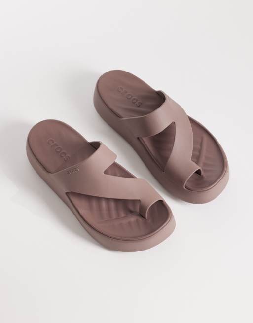 Crocs - Getaway Platform Toe Loop - Sandali infra-alluce con plateau color tartufo