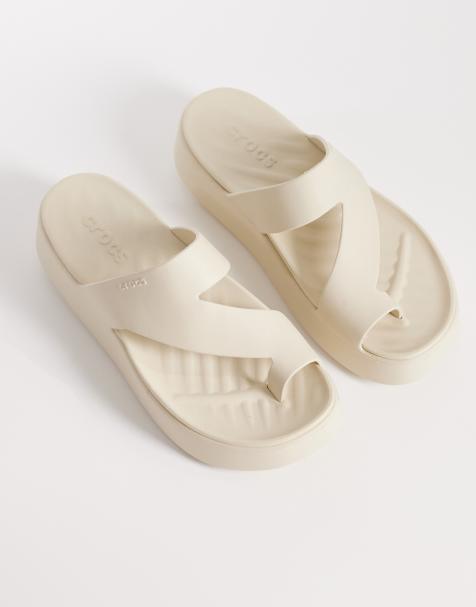 Crocs – Getaway – Sandalen in Sandstein mit Zehenschlaufe und Plateausohle - view 1