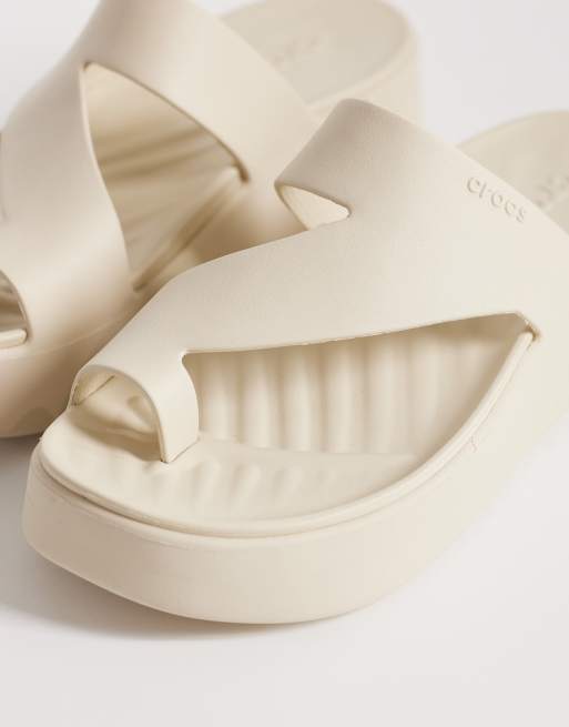Crocs – Getaway – Sandfärgade platåsandaler med tåögla, 3 av 4