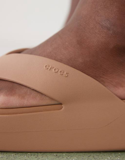 Crocs - Getaway - Teenslippers met plateauzool in bruin, 2 van 4